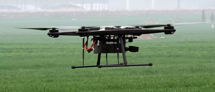 碳纖維復(fù)合材料在快遞無人機領(lǐng)域應(yīng)用發(fā)展?jié)摿薮? /></p>
<p>&nbsp;</p>
<p>針對這些難題，除了通過優(yōu)化設(shè)計和更高品質(zhì)的電池系統(tǒng)外，<strong>通過使用輕量化材料減輕無人機自重也是一個有效的解決方案</strong>。以挪恩復(fù)材為國內(nèi)某無人機企業(yè)定制的無人機外殼為例，<strong>整個殼體采用<a href=