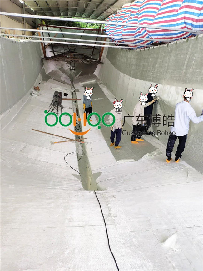 待膠衣指干后，根據(jù)需求進行纖維增強材料鋪層