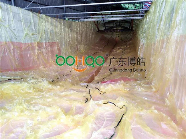 完成鋪層后，用真空袋覆蓋好