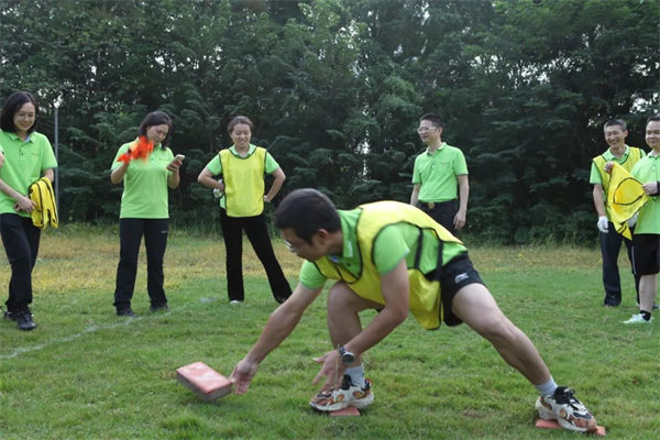 運動與激情碰撞，健康與快樂共享&mdash;廣東博皓第六屆運動會   -趣味接磚比賽